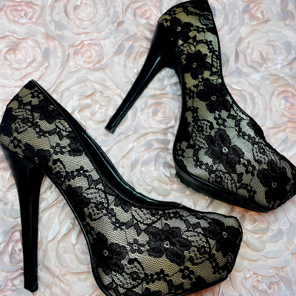 Dere’on, size 8, Natural and Black Lace